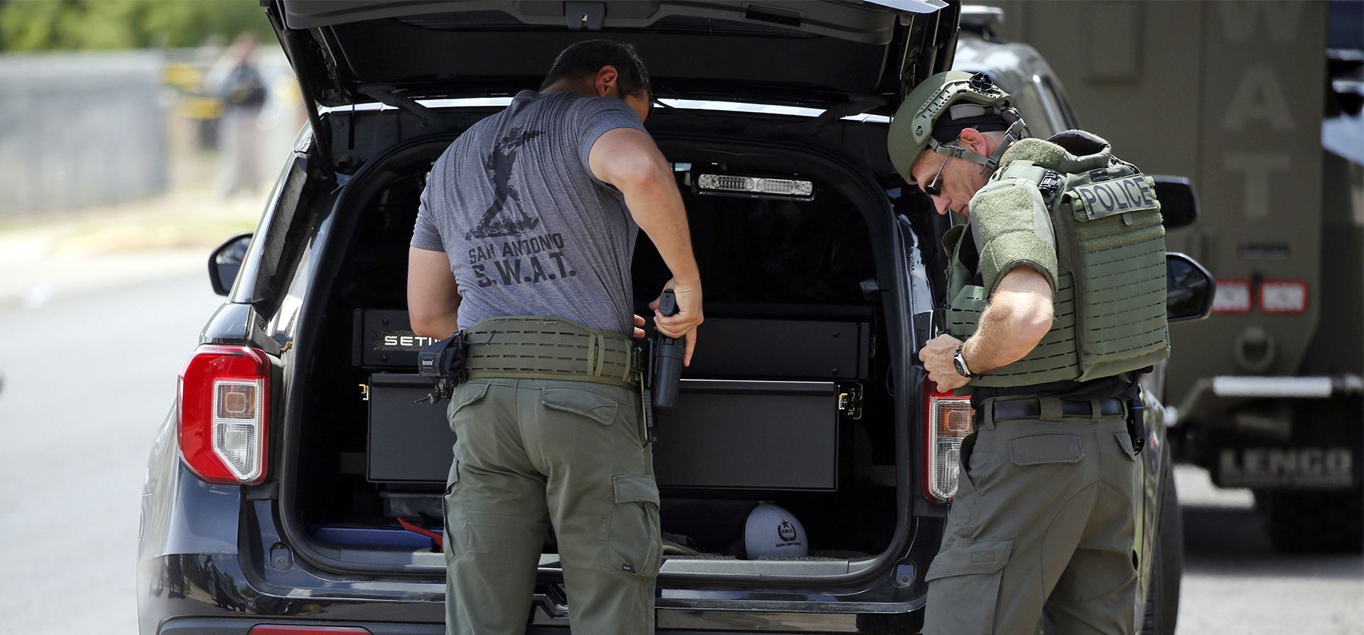 El personal policial reúne equipo fuera de la Escuela Primaria Robb luego de un tiroteo, el martes 24 de mayo de 2022, en Uvalde, Texas.
