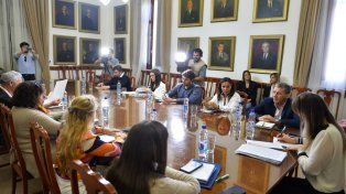 La oferta salarial para los estatales quedó a la espera de la transición