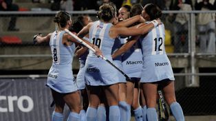 Festejo de Las Leoncitas, en el Luciana Aymar de Rosario. Esta vez vencieron a Chile por el Cuatro Naciones de hockey.
