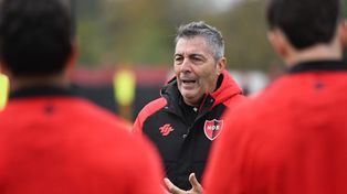 Frank Kudelka les da indicaciones a sus dirigidos en la segunda semana de pretemporada de Newells.