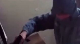 Uno de los ladrones apuntó al cajero para exigirle la suma de dinero.