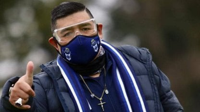 Diego Maradona concurrió por primera vez a la práctica de Gimnasia de La Plata.