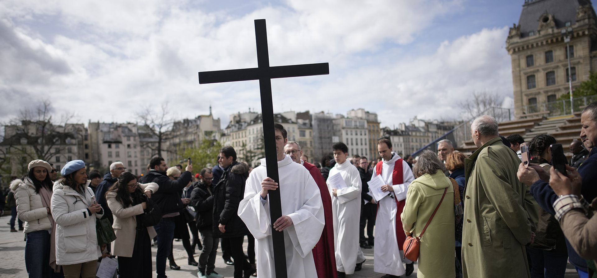 Un sacerdote sostiene una cruz durante una ceremonia del Viernes Santo frente a la catedral de Notre Dame, como parte de las celebraciones de Pascua, el viernes 29 de marzo de 2024 en París. (Foto AP/Christophe Ena) Un sacerdote sostiene una cruz durante una ceremonia del Viernes Santo frente a la catedral de Notre Dame, como parte de las celebraciones de Pascua, el viernes 29 de marzo de 2024 en París. (Foto AP/Christophe Ena)