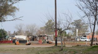 Tres hombres fueron emboscados a balazos sobre las vías del ferrocarril que separan barrio El Eucaliptal con Caseros en Villa Gobernador Gálvez. Uno murió y otro está en estado crítico.