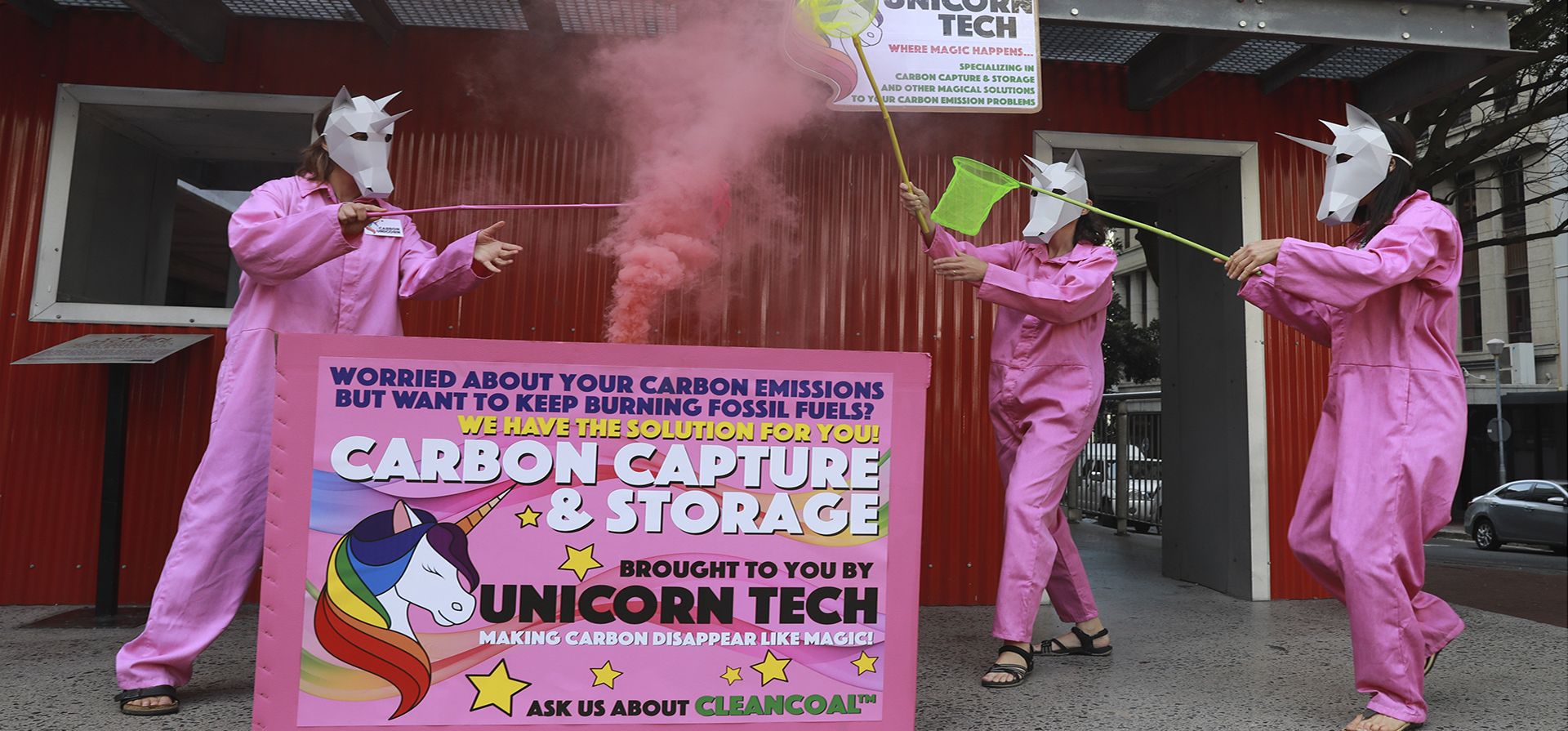 Miembros de Extinction Rebellion organizan una protesta en Ciudad del Cabo, Sudáfrica, el viernes 11 de noviembre de 2022 para conmemorar el