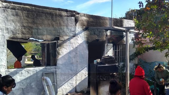 Vecinos ayudan a la familia que perdió todo en un incendio