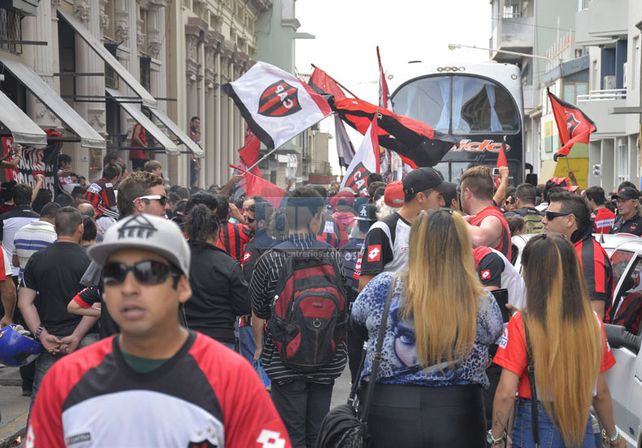 Banderazo Rojinegro en la concentración del plantel