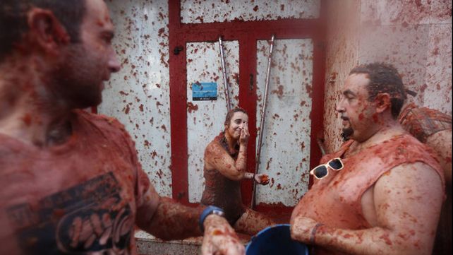 Tomatina, la batalla roja celebra su fiesta anual con un mensaje contra la homofobia