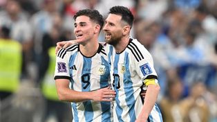Julián y Leo. El capitán Lionel Messi abraza al goleador y figura de la cancha Julián Álvarez. La Araña participó del primer tanto y metió los otros dos.
