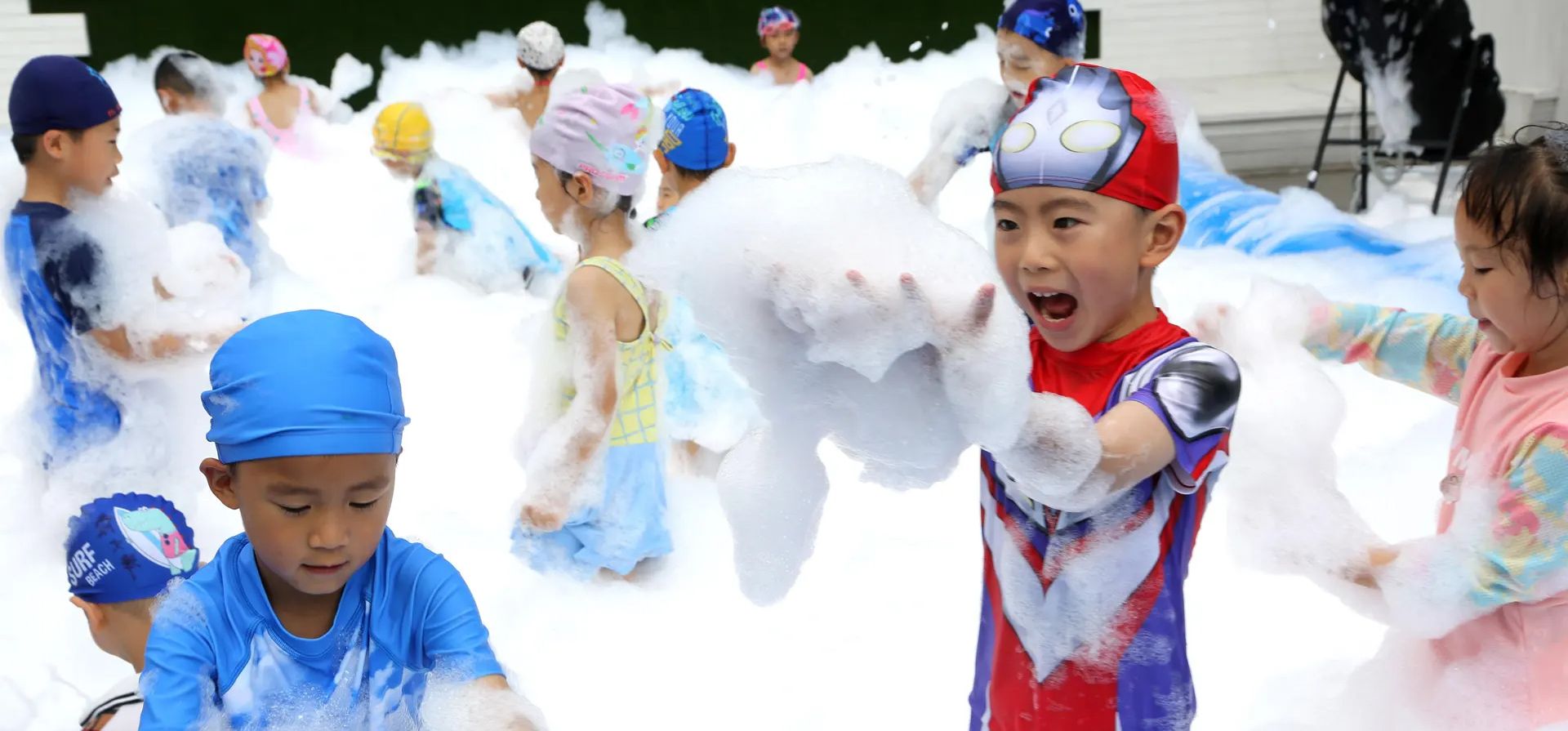 Lianyungang, China. Niños pequeños disfrutan de una pelea de espuma en un jardín de infantes en la provincia oriental china de Jiangsu. Fotografía: Shutterstock Lianyungang, China. Niños pequeños disfrutan de una pelea de espuma en un jardín de infantes en la provincia oriental china de Jiangsu. Fotografía: Shutterstock