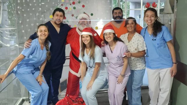 El Vilela curó a su hijo y hace 20 años que se viste de Papá Noel para llevarle regalos