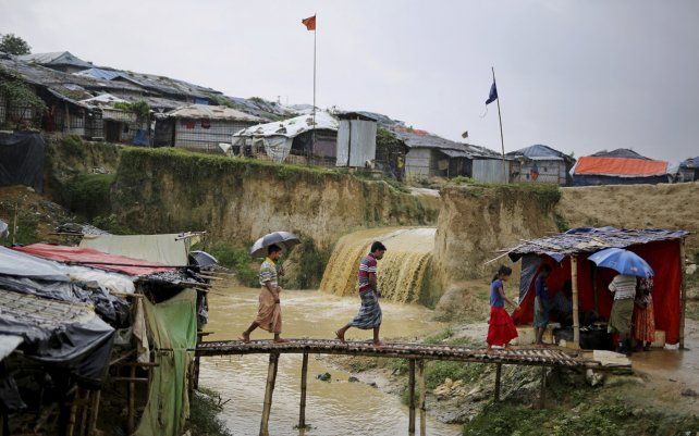 Refugiados rohingya cruzan un puente de bambú improvisado en el campo de refugiados de Kutupalong, Bangladesh.