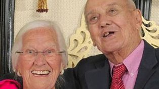 Estuvo casada 75 años y falleció en los brazos de su esposo apenas horas después de que él partiera