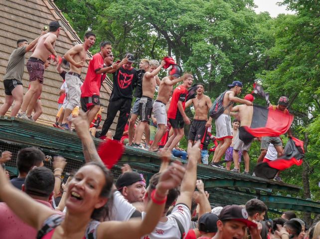 Los hinchas coparon el Parque Independencia en la previa del choque con Boca