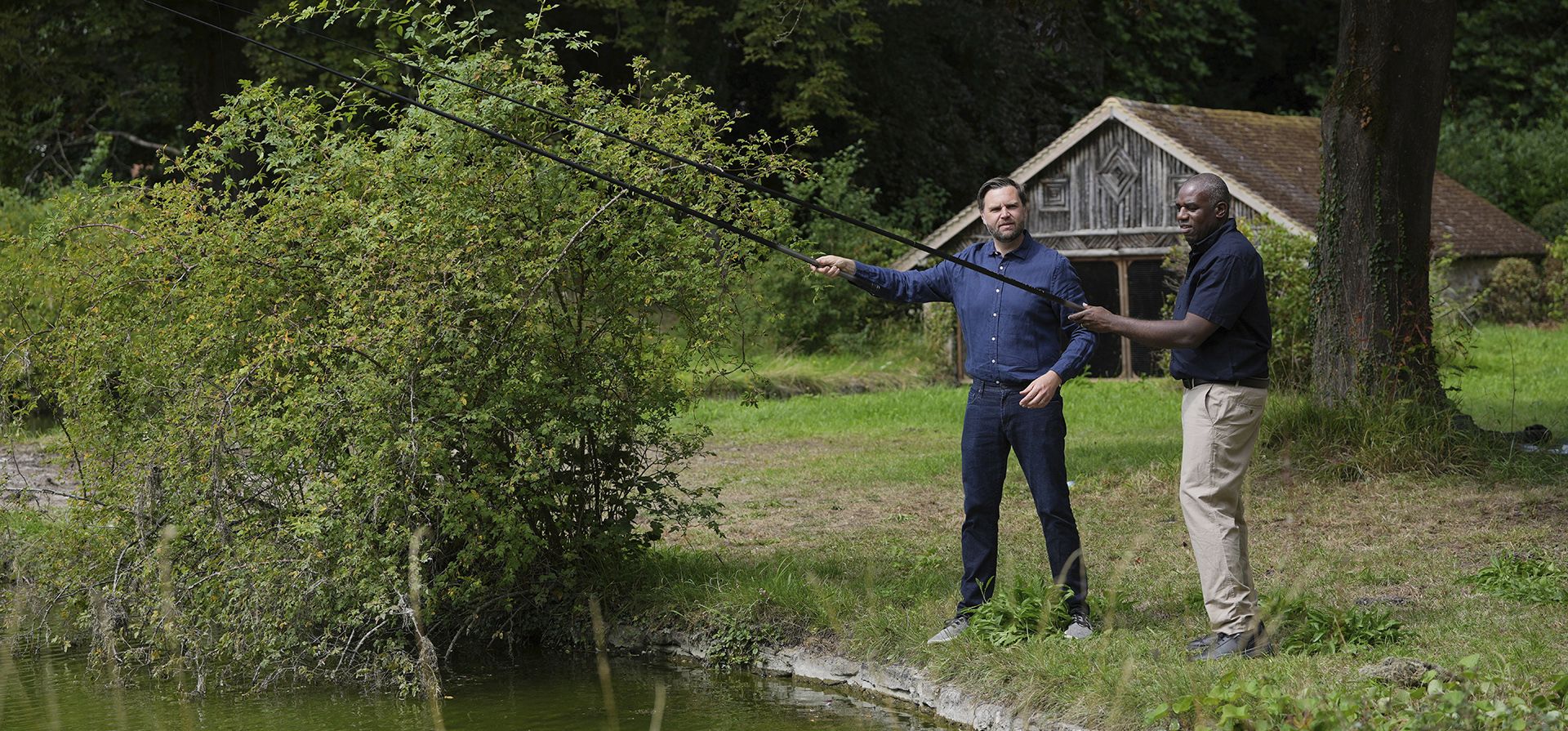 El vicepresidente J. D. Vance  y el secretario de Relaciones Exteriores británico, David Lammy, pescan en un lago en los terrenos de Chevening House en Kent, Inglaterra, el viernes 8 de agosto de 2025. (Foto AP/Kin Cheung, piscina)