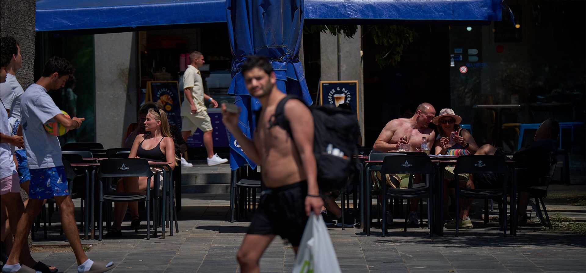 Clientes toman el sol mientras disfrutan de una bebida en una terraza en Barcelona, España, el miércoles 27 de mayo de 2026. (Foto AP/Emilio Morenatti) Clientes toman el sol mientras disfrutan de una bebida en una terraza en Barcelona, España, el miércoles 27 de mayo de 2026. (Foto AP/Emilio Morenatti)