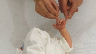 Julián Álvarez emuló su festejo con la pequeña mano de Amadeo.
