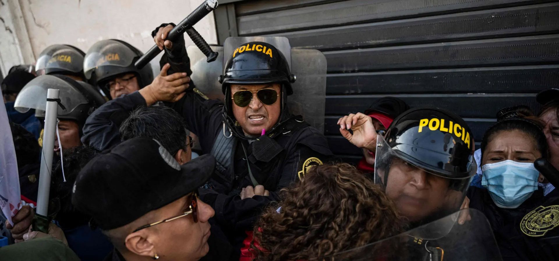 Lima, Perú. Miles de manifestantes marcharon por las calles de Lima para exigir la renuncia del presidente, Pedro Castillo, quien es objeto de seis investigaciones sin precedentes por presunta corrupción. Fotografía: Ernesto Benavides/AFP/Getty Images