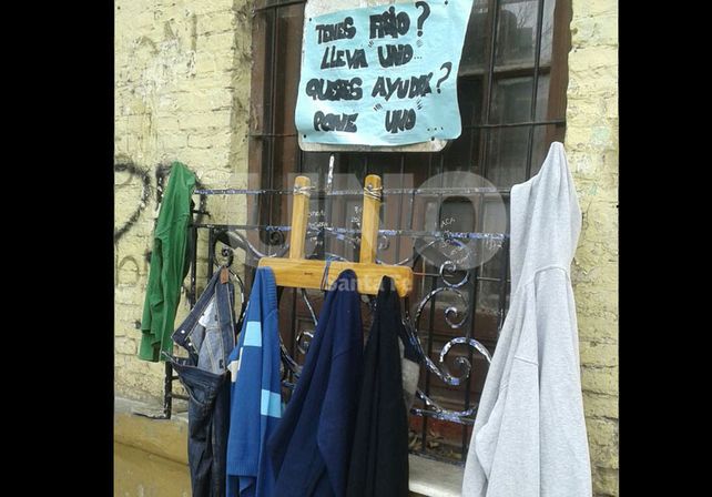 Ingenio solidario: un perchero social en Bº Roma para los que menos tienen