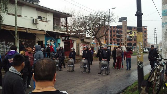 Buenos Aires: violentos enfrentamientos entre vecinos y la Policía en Ituzaingó