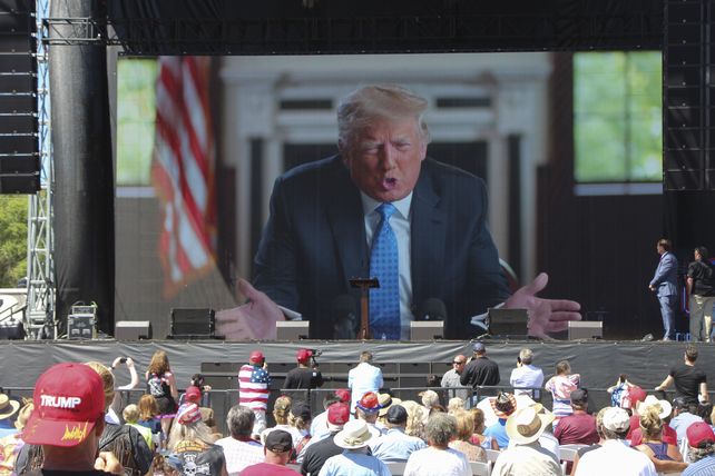 Trump arenda desde una pantalla a sus fanáticos reunidos en Wisconsin.&nbsp;