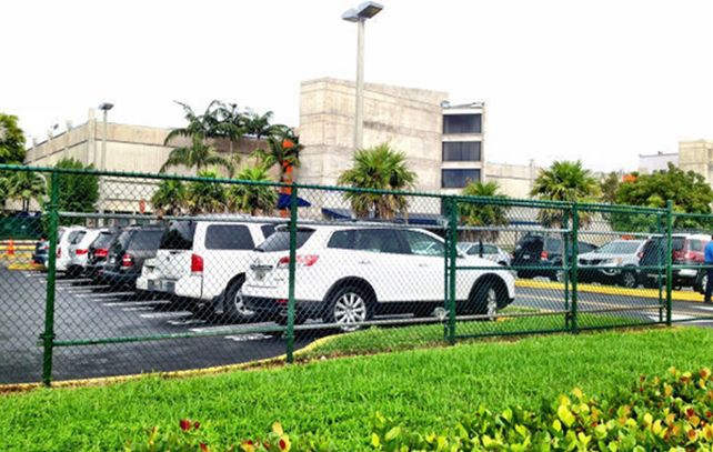 La playa de estacionamiento donde el hermano mayor halló a la beba muerta en el asiento del auto.