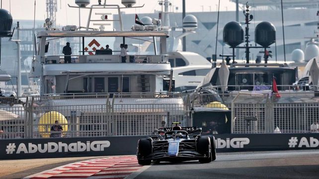 Franco Colapinto y un yate de lujo de fondo. En Abu Dhabi cerrará un año inolvidable en la Fórmula 1.