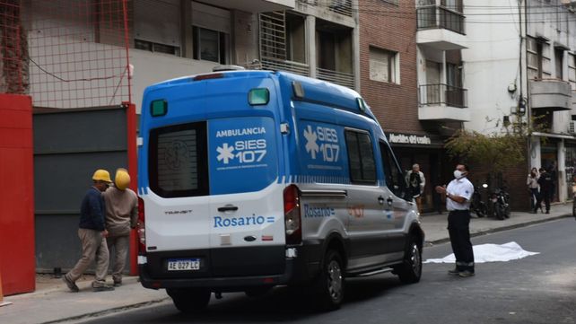 Un hombre falleció este martes por la tarde luego de caer desde una obra de construcción ubicada en el centro de Rosario.