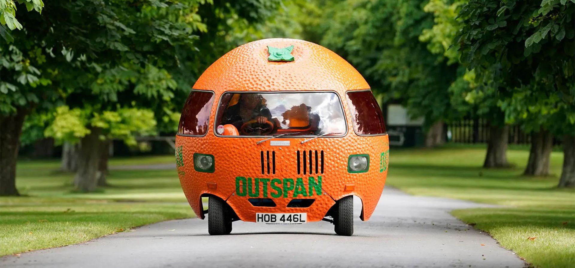 Un Mini Outspan Orange es conducido a través de los terrenos del Museo Nacional del Motor en Hampshire durante una vista previa de The Story of Motoring in 50 Objects. Seis de los vehículos fueron construidos para promover las naranjas Outspan en la década de 1970, Beaulieu, Reino Unido. Fotografía: Andrew Matthews/PA