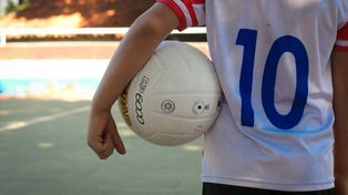 En todos lo clubes deben instalarse cardiodesfibriladores que puedan ayudar a reanimar a una persona que tiene un paro cardíaco