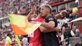 Luciano Herrera abrió el marcador para Newells frente a Huracán y celebra la conquista.