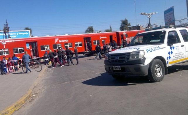 Cruce. Inmediaciones de la estación del ferrocarril Belgrano de Grand Bourg