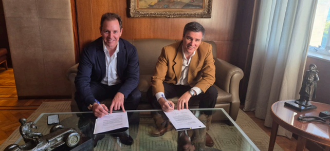 Jorge Brito, presidente de Banco Macro firmó el acuerdo con el titular del ACA, César Carman