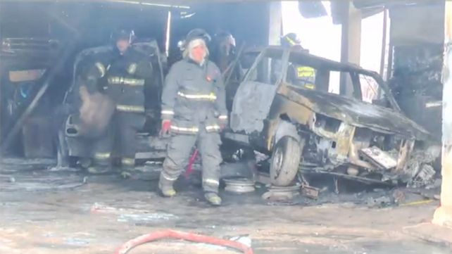 Personal de Bomberos Zapadores combatió un incendio en un taller mecánico