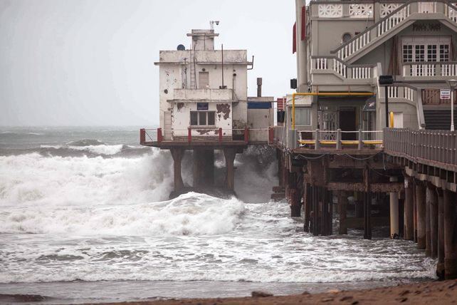 Temible. La costanera marplatense evidenció la intensidad del viento.