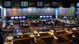 Continúa el pesimismo global ante la guerra comercial entre Estados Unidos y China. Se devalúa el yuan e impacta en las reservas