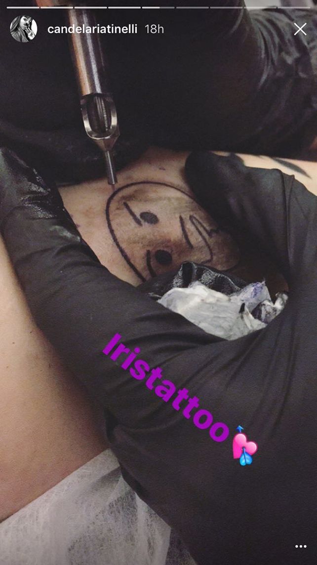 Candelaria Tinelli se tatuó un emoji de Whatsapp en el pecho