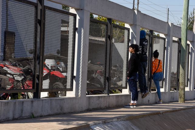 Comisaría 32ª: los internos dialogan con sus allegados con una reja de por medio luego de las visitas.