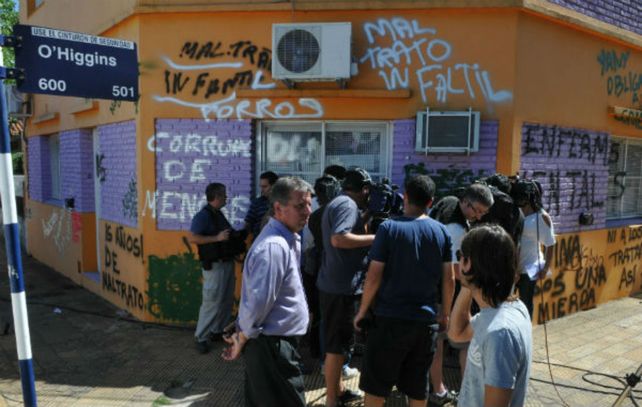 El día del escrache. Los padres de los niños realizaron pintadas en la puerta del jardín Tribilín.