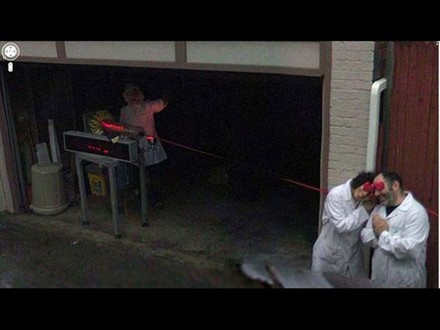 Y de un laboratorio lleno de intrigas al laboratorio del Doctor Amor. No sabemos en qué estarían pensando estos dos (ni lo queremos imaginar).