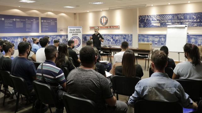 Todos atentos. Los aspirantes dieron el presente en la primera reunión que se realizó en la Rosarina. 