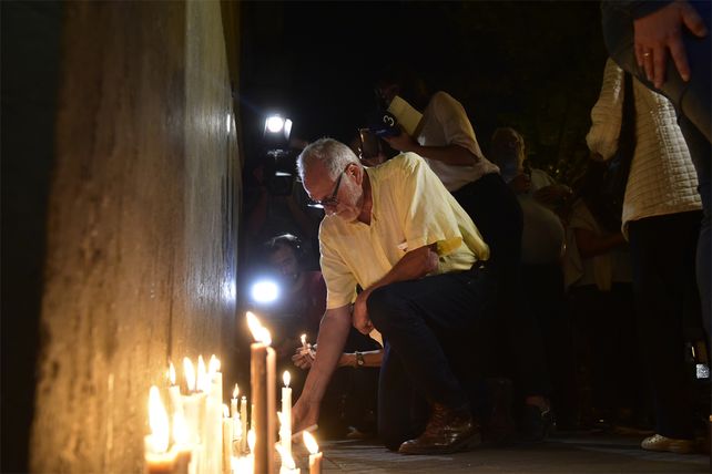 Dolor. Allegados a las víctimas encendieron velas en memoria de los rosarinos fallecidos.