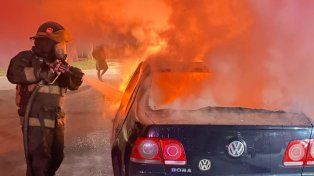 Incendio en barrio Alvear: un auto quedó destruido tras un operativo de más de una hora