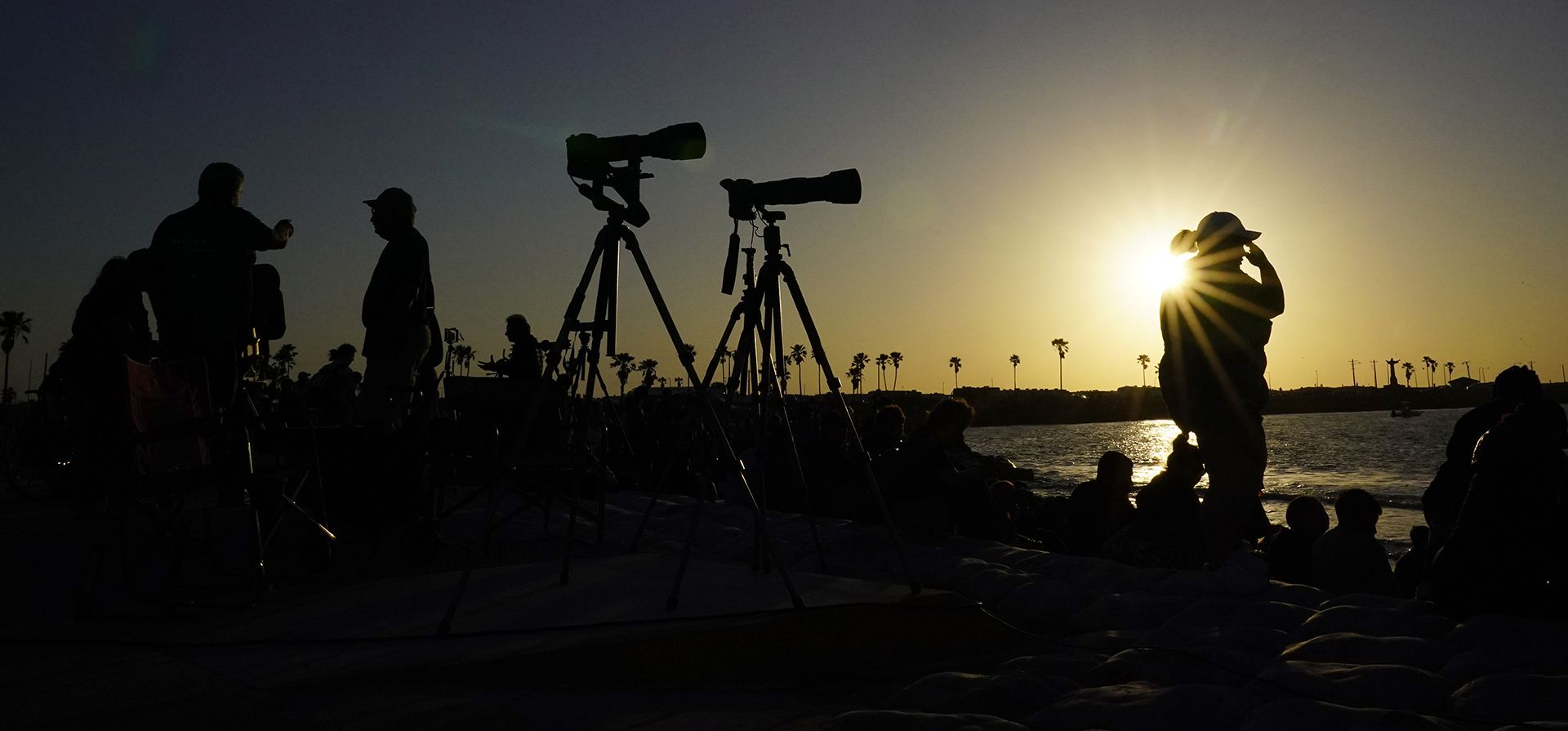 La gente espera el lanzamiento de Starship de SpaceX en South Padre Island, Texas, el lunes 17 de abril de 2023. (Foto AP/Eric Gay)