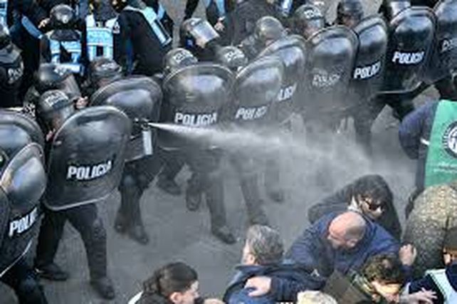 La policía de la ciudad de Buenos Aires reprimió a trabajadores durante una protesta en el Inti.