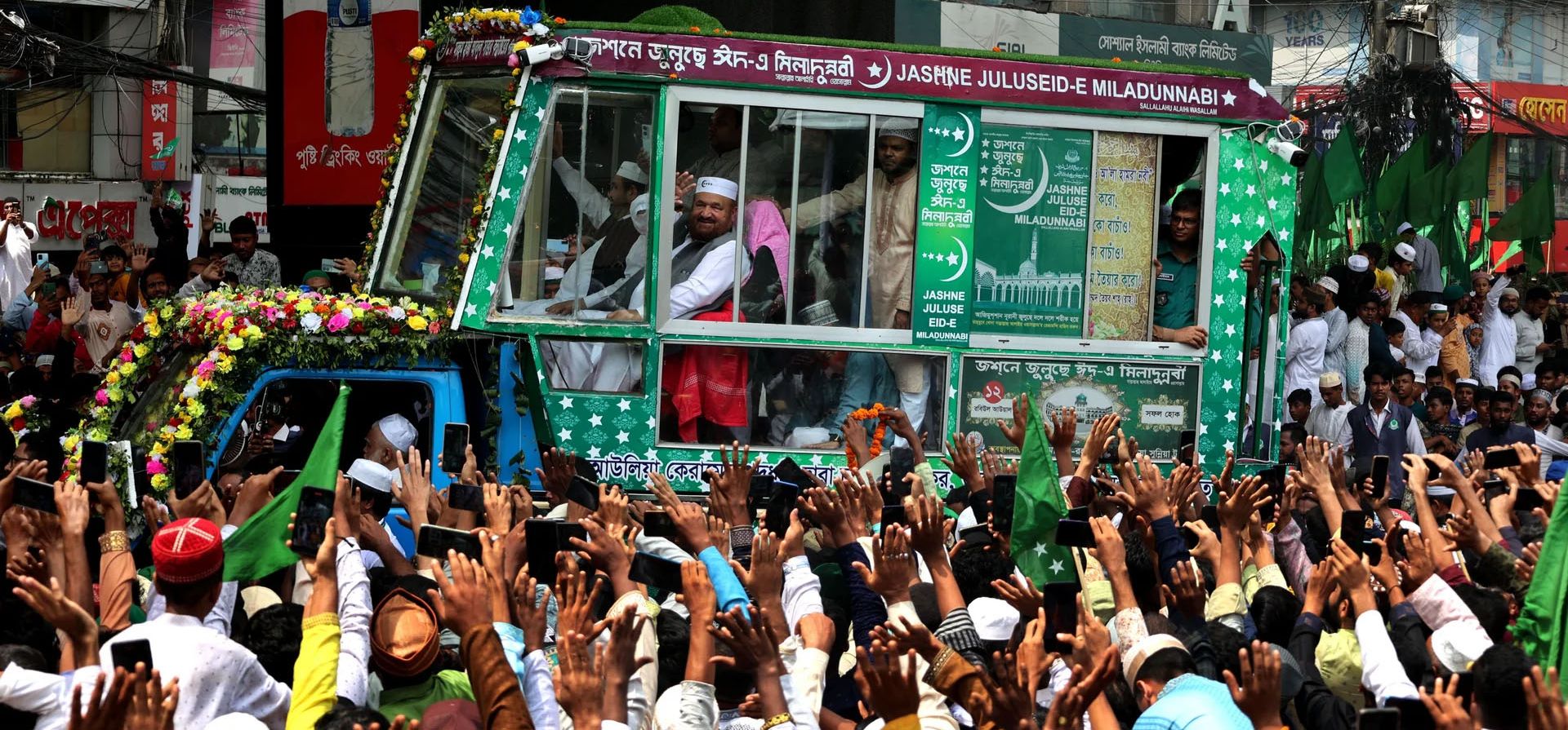 Una procesión durante la celebración de Eid Milad-un-nabi, el cumpleaños del profeta Mahoma, Chittagong, Bangladesh. Fotografía: Mohammed Shajahan/Zuma Press/Rex/Shutterstock Una procesión durante la celebración de Eid Milad-un-nabi, el cumpleaños del profeta Mahoma, Chittagong, Bangladesh. Fotografía: Mohammed Shajahan/Zuma Press/Rex/Shutterstock
