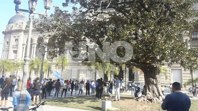 13S. Cientos de santafesinos llegaron en vehículos a la plaza 25 de Mayo para manifestarse.