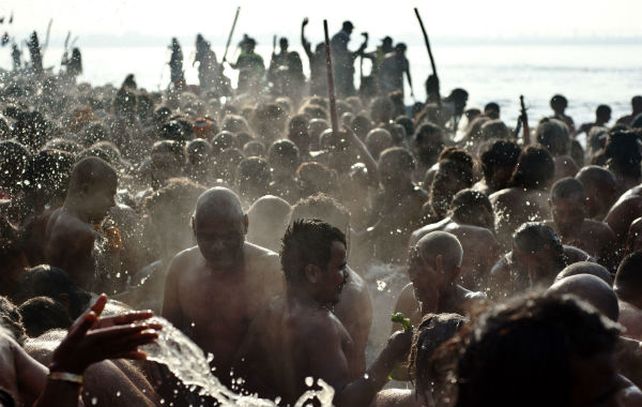 Singular. Fieles a orillas del río Ganges