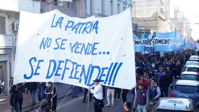 A las 9 arrancó la movilización de la Asociación de Empleados de Comercio de Rosario (AEC).