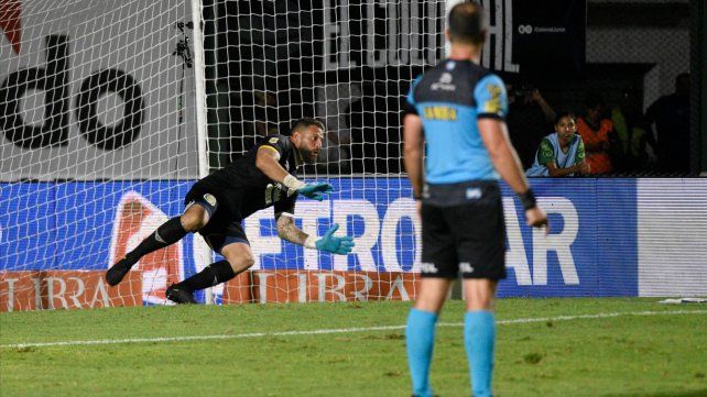 Jorge Broun le contiene el penal a Toledo